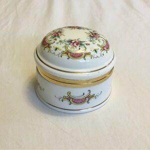 Small round trinket box with roses